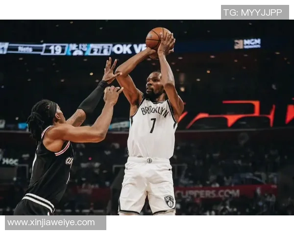 杜兰特连续2场愤怒！满脸沮丧拥抱不看威少，离开篮网太阳前就这样